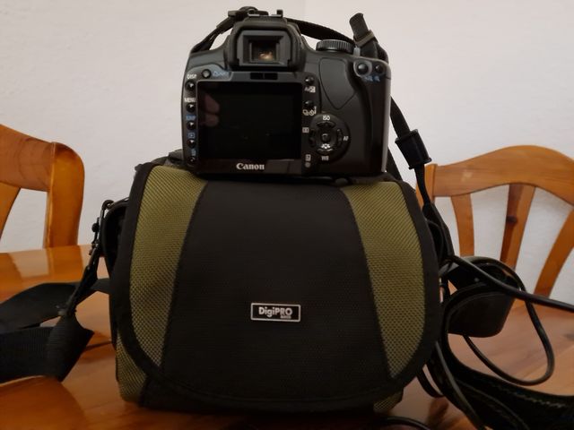 Cámara reflex Canon EOS 400D con 2 objetivos.