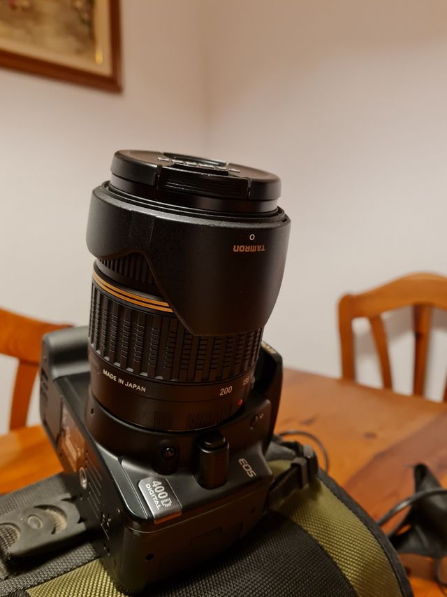 Cámara reflex Canon EOS 400D con 2 objetivos.