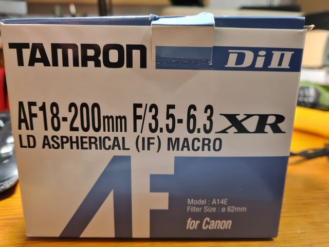 Cámara reflex Canon EOS 400D con 2 objetivos.