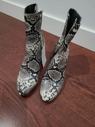 Botines animal print amichi de segunda mano por 20 EUR en Madrid en WALLAPOP