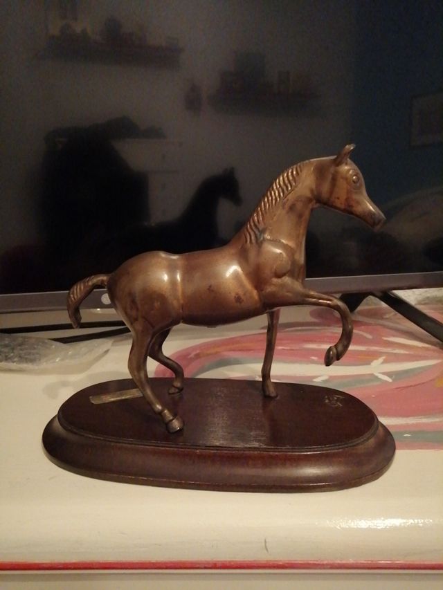 caballo de bronce antiguo como uevo