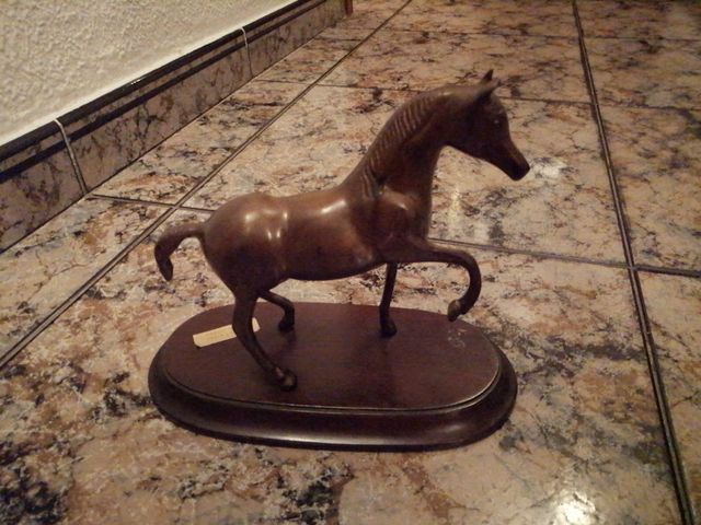 caballo de bronce antiguo como uevo