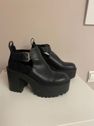 Botin plataforma Pull and Bear de segunda mano por 10 EUR en Terrassa en  WALLAPOP