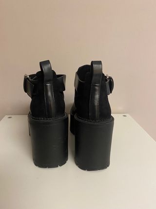 Botin plataforma Pull and Bear de segunda mano por 10 EUR en Terrassa en  WALLAPOP