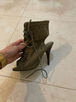Zapatos verde militar de segunda mano por 10 EUR en Los Barrios en WALLAPOP