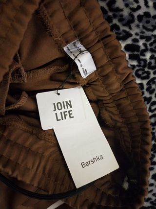 Pantalon de chándal Bershka de segunda mano por 12 EUR en Sant Vicenç dels  Horts en WALLAPOP