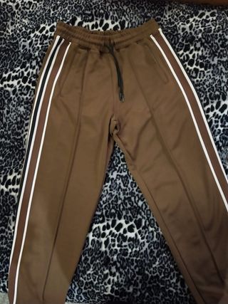 Pantalon de chándal Bershka de segunda mano por 12 EUR en Sant Vicenç dels  Horts en WALLAPOP