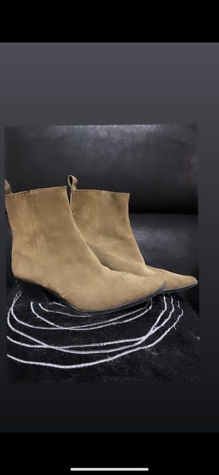 Botín tacón serraje cowboy del ZARA de segunda mano por 10 EUR en Leganés  en WALLAPOP