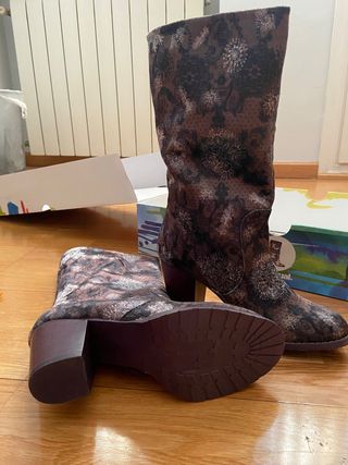 Botas Desigual de segunda mano por 50 EUR en Madrid en WALLAPOP