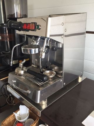 Cafetera de bar impoluta + molino de café de segunda mano por 450 EUR en  Alfafar en WALLAPOP