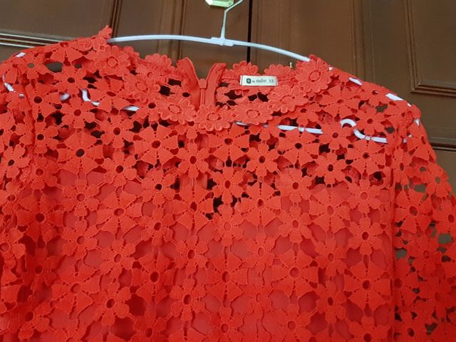 Blusa roja con detalles de flores