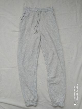 Chandal gris Stradivarius de segunda mano por 10 EUR en Malgrat de mar en  WALLAPOP