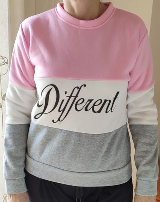 Sudadera tres colores de segunda mano por 5 EUR en Estepona en WALLAPOP