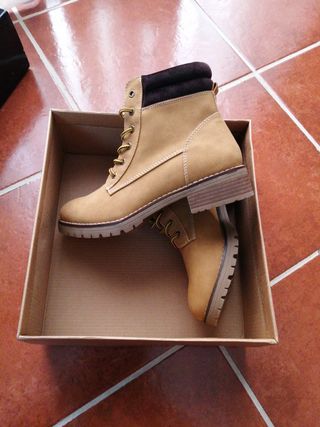 CHOLLO ZAPATOS NUEVOS BOTINES COLOR OCRE de segunda mano por 20 EUR en  Catarroja en WALLAPOP