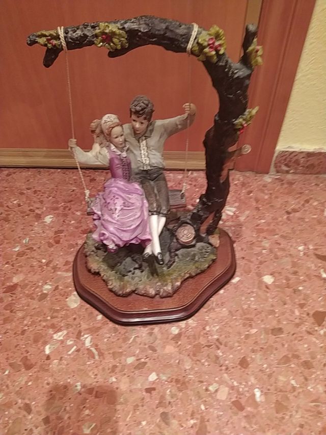 figura de porcelana con peana de madera
