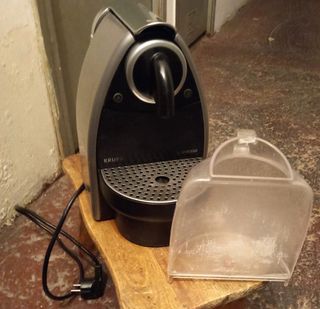Cafetera nespresso averiada krups de segunda mano por 5 EUR en Cadrete en  WALLAPOP