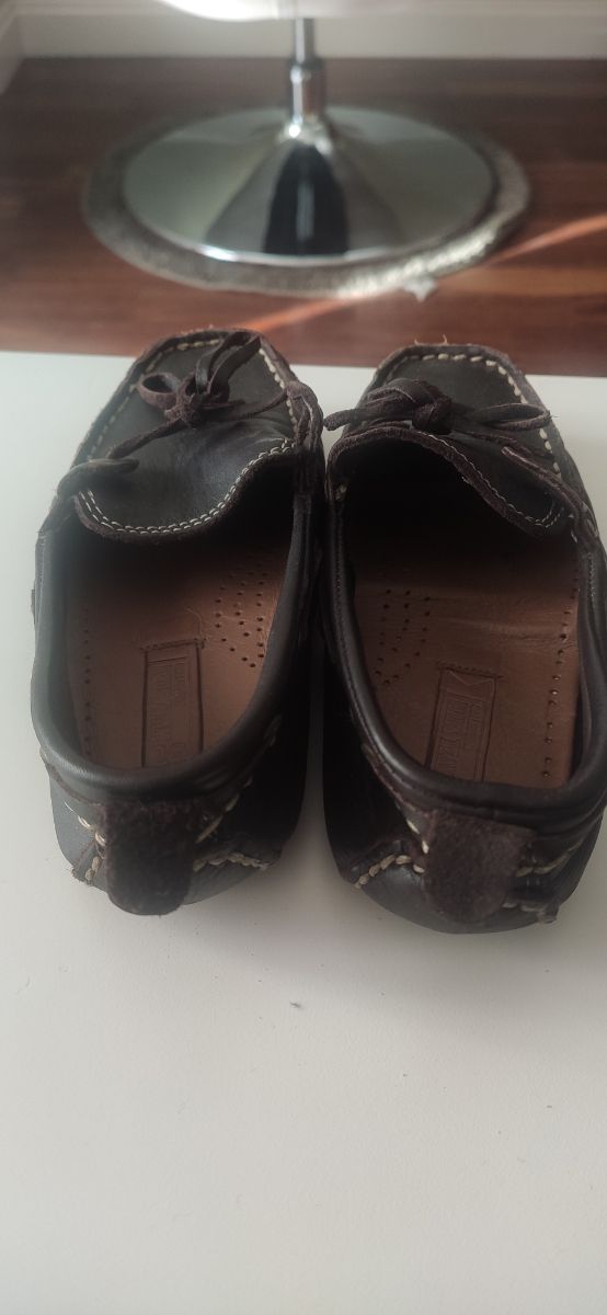 Náutico de piel marrón