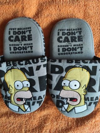 Zapatillas de estar en casa HOMER SIMPSON T-40-42 de segunda mano por 5 EUR  en Madrid en WALLAPOP