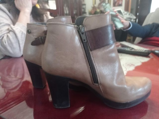 Botas cortas piel auténtica color canela marca BA