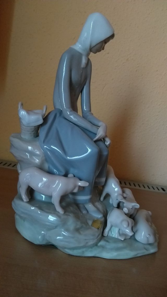 LLADRÓ CAMPESINA CON CERDITOS 