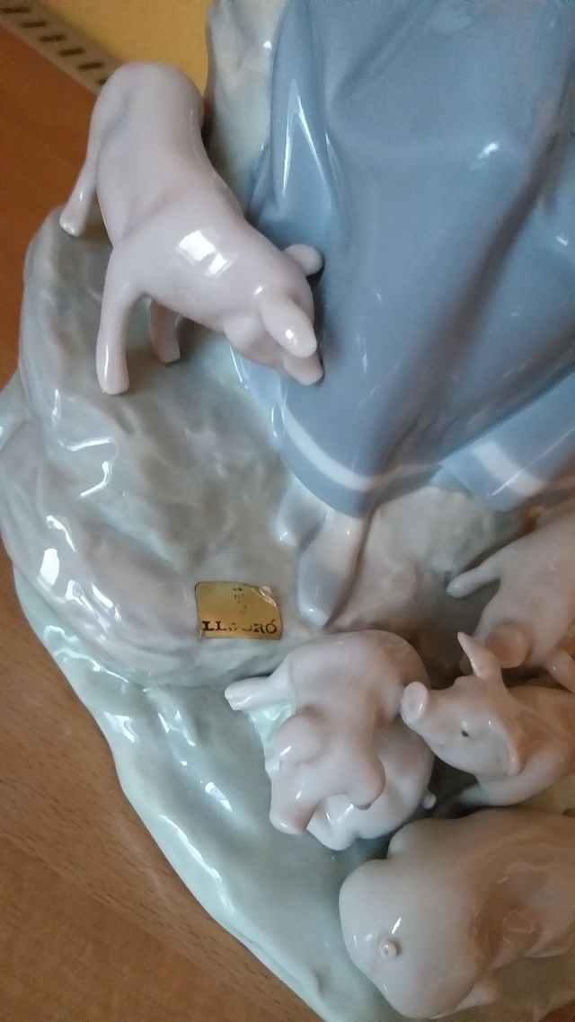 LLADRÓ CAMPESINA CON CERDITOS 