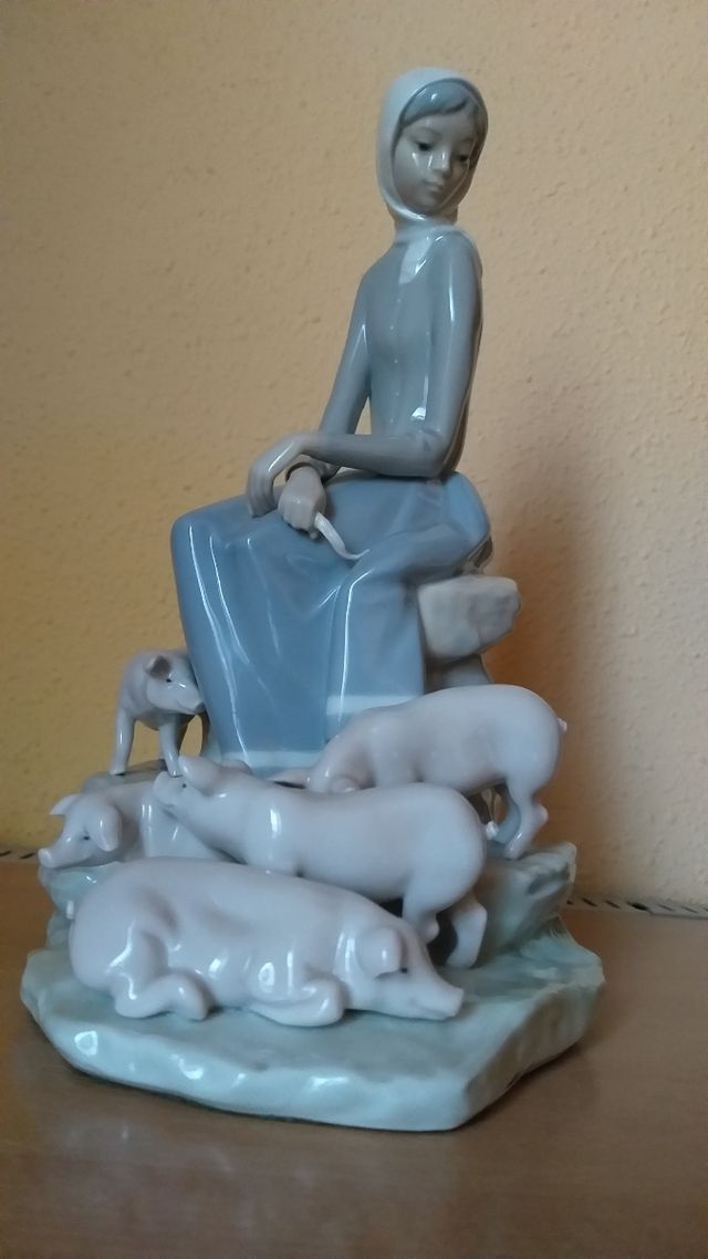 LLADRÓ CAMPESINA CON CERDITOS 