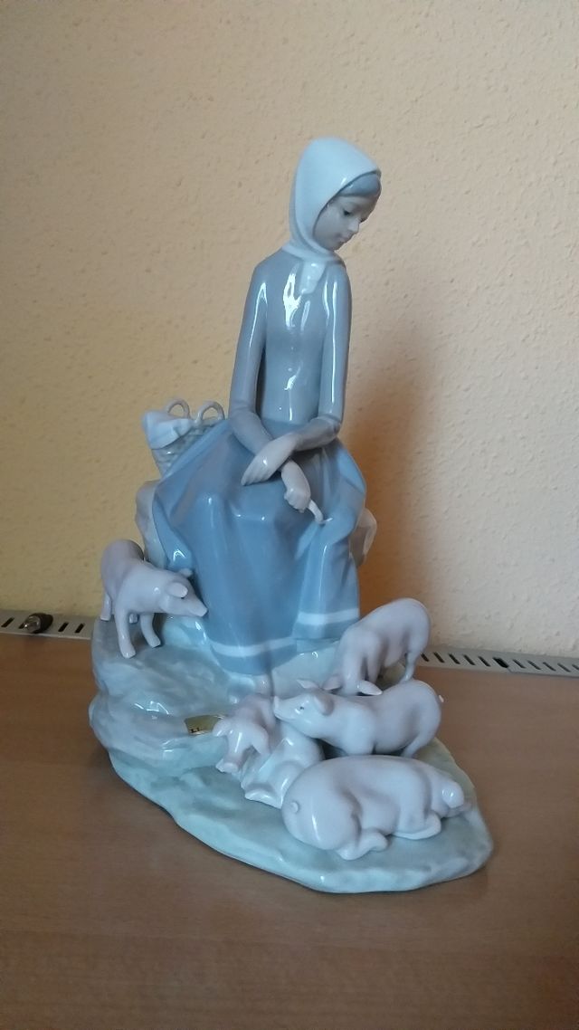 LLADRÓ CAMPESINA CON CERDITOS 