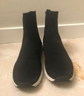 Botines zapatillas negros planos calcetin Zara de segunda mano por 6 EUR en  Esplugues de Llobregat en WALLAPOP