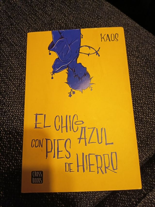 El chico azul con pies de hierro