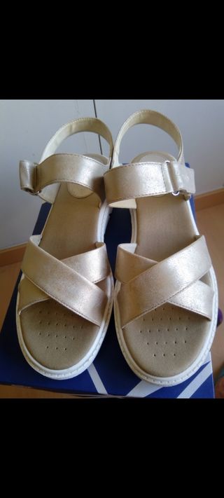 Sandalias doradas de Geox de segunda mano por 30 EUR en Terrassa en WALLAPOP