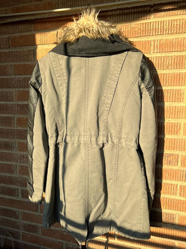 abrigo verde y negro cuero