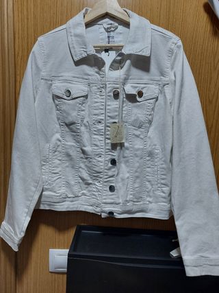 Chaqueta vaquera Fórmula Joven de segunda mano por 8 EUR en San Sebastián  de Los Reyes en WALLAPOP