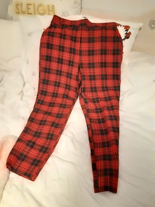Pantalón cuadros rojo de segunda mano por 7 EUR en Madrid en WALLAPOP
