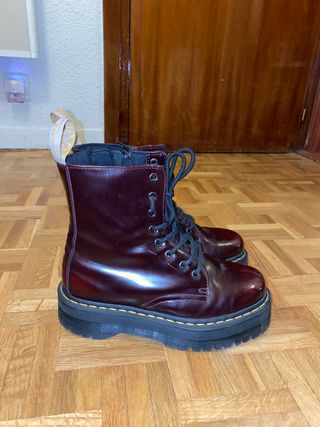 Dr. Martens granate de segunda mano por 190 EUR en Madrid en WALLAPOP
