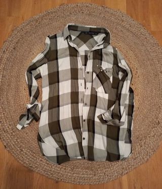 Camisa cuadros mujer Zara de segunda mano por 5 EUR en Burgos en WALLAPOP