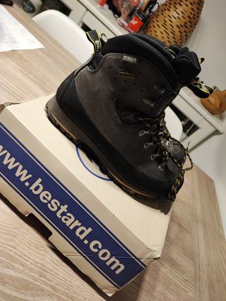 Botas de montaña Bestard Kathmandu de segunda mano por 140 EUR en Zaratán  en WALLAPOP