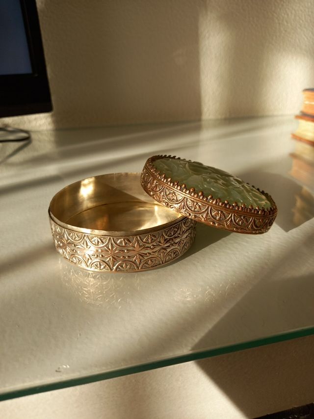 Caja antigua de plata y jade