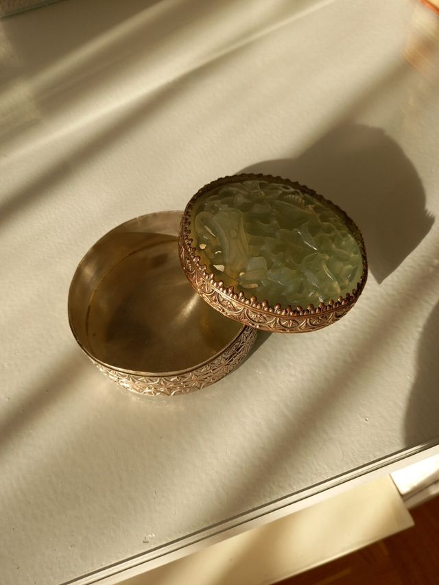 Caja antigua de plata y jade