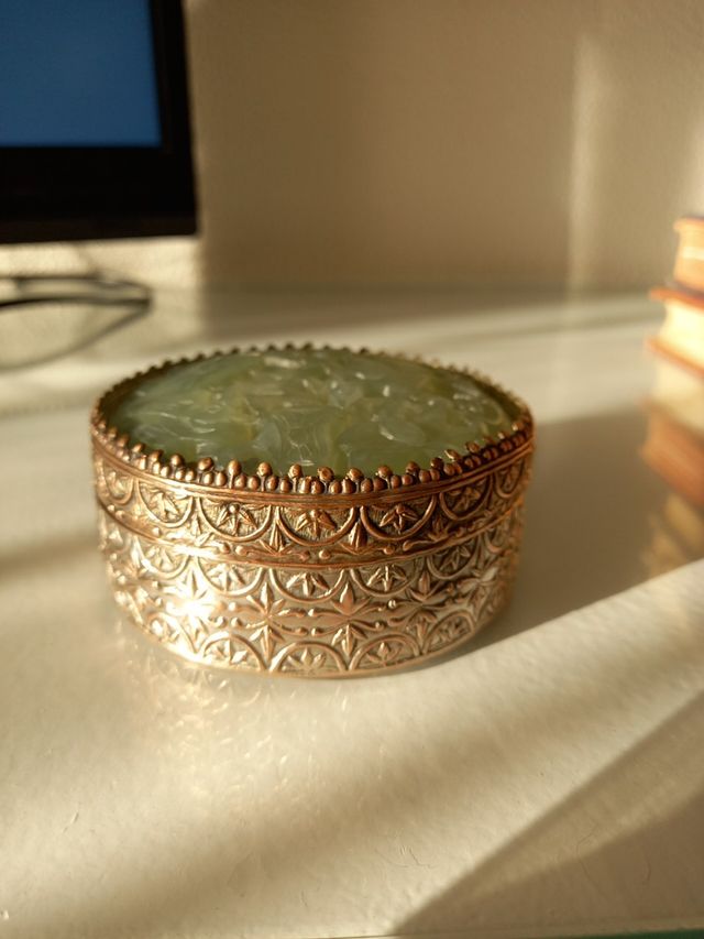 Caja antigua de plata y jade