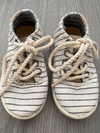 Zapatillas de lona\\/bambas Zara bebé talla 18 de segunda mano por 4 EUR en  Sedaví en WALLAPOP