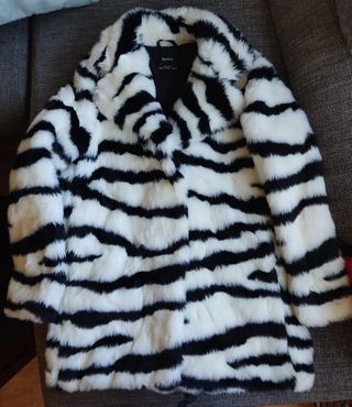 Abrigo cebra Bershka de segunda mano por 20 EUR en Madrid en WALLAPOP