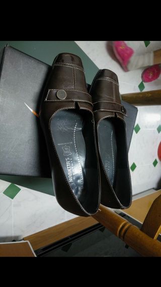 Zapato cerrado. 4 cm de tacón. Talla 36. de segunda mano por 4 EUR en León  en WALLAPOP