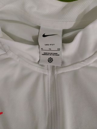 Chándal Nike Unisex Blanco y naranja de segunda mano por 25 EUR en Toledo  en WALLAPOP