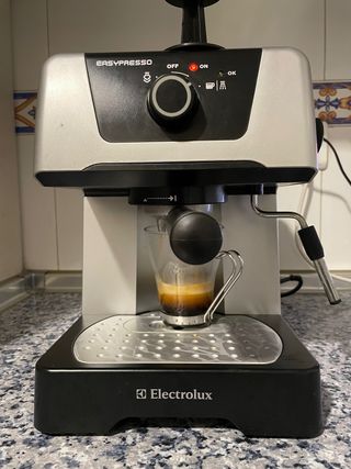 Cafetera exprés de segunda mano por 25 EUR en Madrid en WALLAPOP