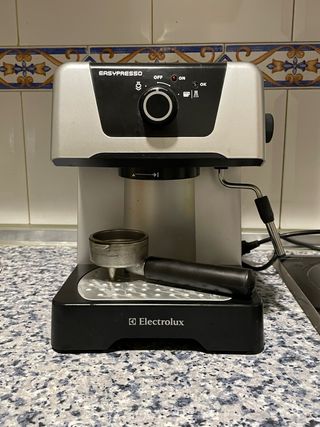 Cafetera exprés de segunda mano por 25 EUR en Madrid en WALLAPOP