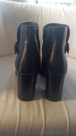 Botín Negro piel fosco de segunda mano por 20 EUR en Galapagar en WALLAPOP