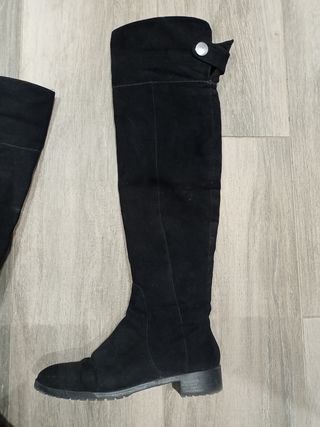 Botas por encima de la rodilla bershka 38 de segunda mano por 7,99 EUR en  Alcázar de San Juan en WALLAPOP