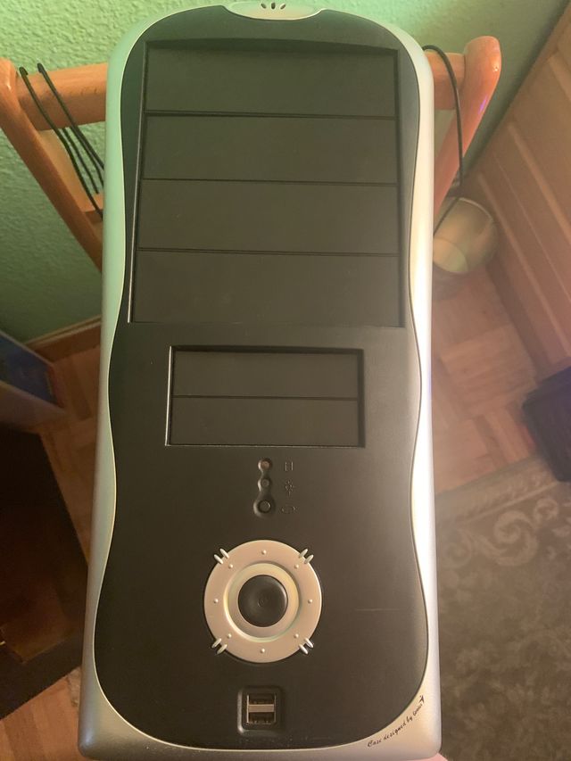 Torre ordenador vacía