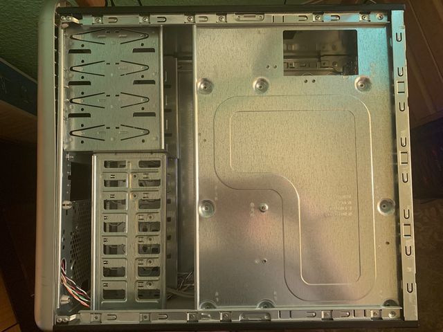 Torre ordenador vacía