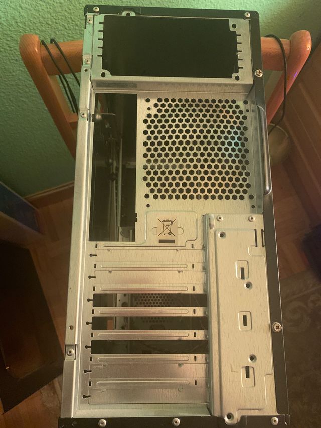 Torre ordenador vacía